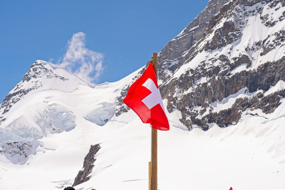 Jungfraujoch Alpenlandschaft Schweizer Flagge