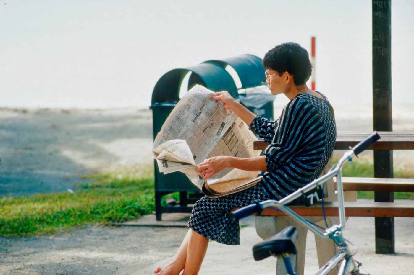 Singapur East-Coast-Park Pier Frau Zeitung lesen
