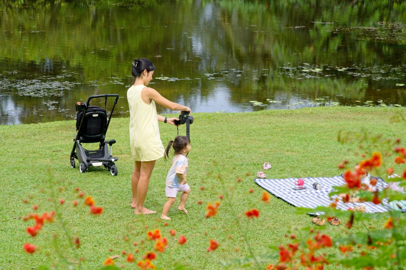 Singapur Botanischer Garten Personen Mutter mit Kindern