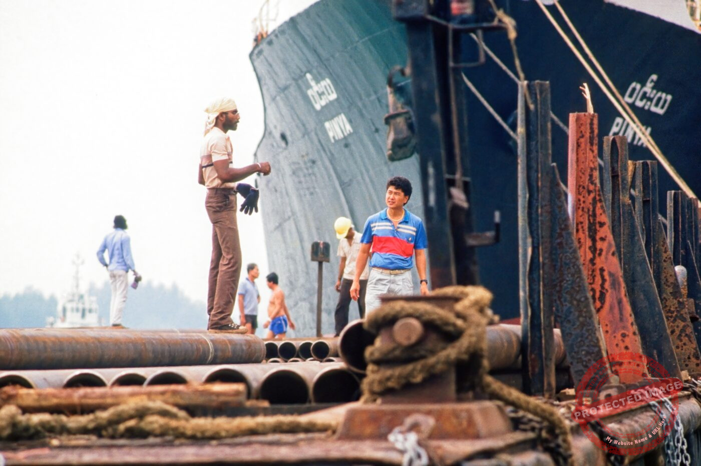 Singapur Hafen Quai Schiff Pinya Entladung Rohre