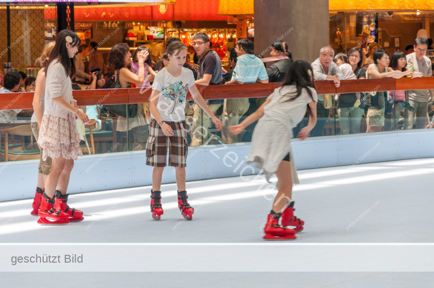 Singapur Marina-Bay-Sands Einkaufszentrum Kunsteisbahn Kinder