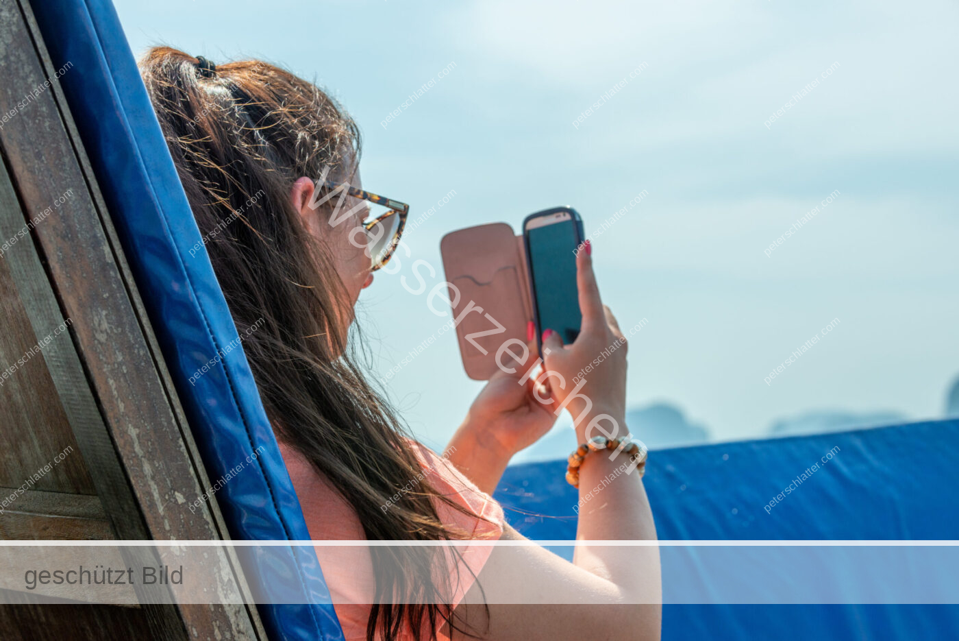 Thailand Phang Nga Bay Adamanisches Meer Langboot Sonnenbaden Person