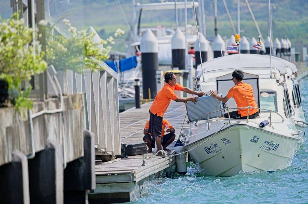 Thailand Phuket Marina-Pier Boot beladen
