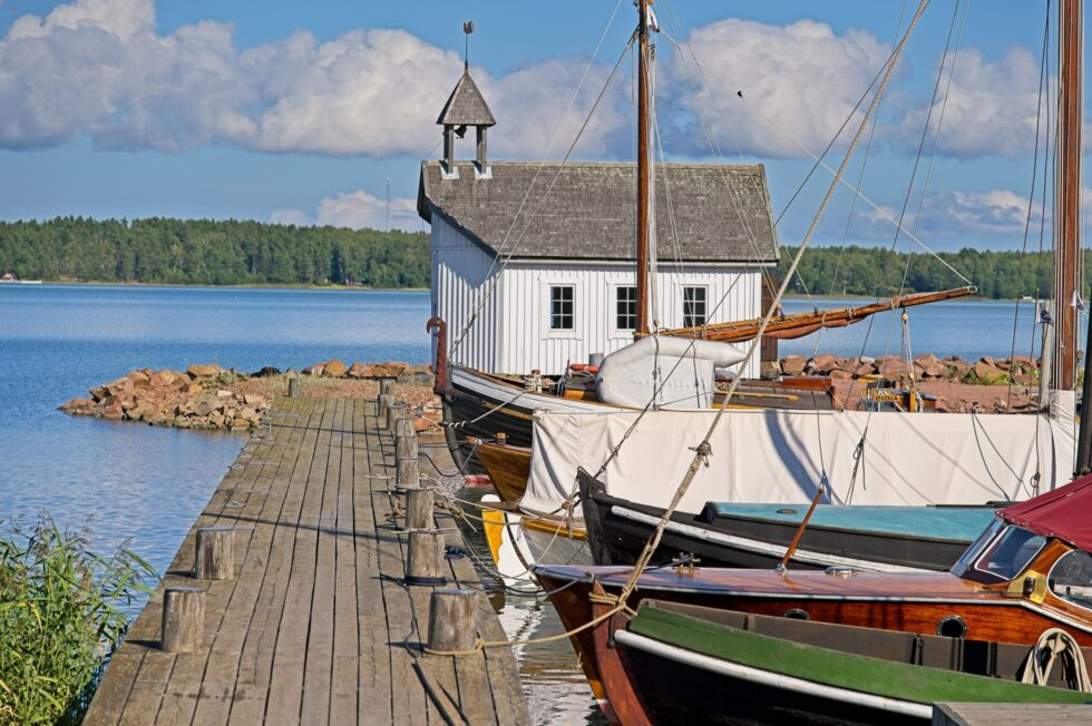 Finnland Åland-Inseln Mariehamn Sjökvarteret Segelboot Matrosenkapelle Wasser