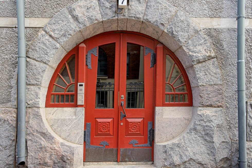 Finnland Helsinki Häuser Fassaden Tür rot