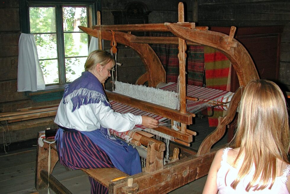Finnland Helsinki Freilichtmuseum Seurasaari Bauernhof Webstuhl