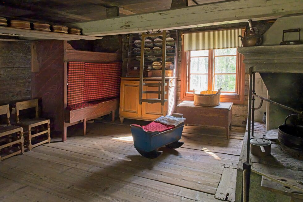 Finnland Helsinki Freilichtmuseum Seurasaari Bauernhof Bett Kinderwiege