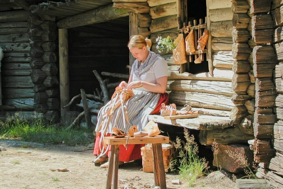 Finnland Helsinki Freilichtmuseum Seurasaari Bäuerin Rinde flechten