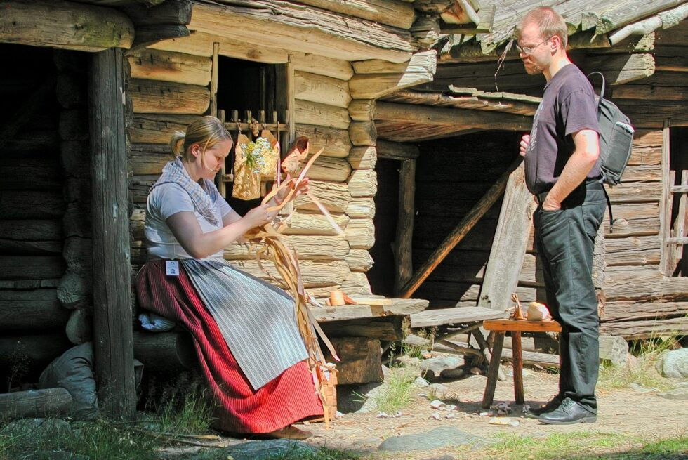 Finnland Helsinki Freilichtmuseum Seurasaari Bäuerin Rinden flechten