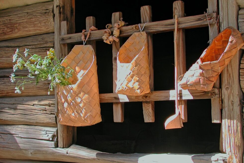 Finnland Helsinki Freilichtmuseum Seurasaari Rinden geflochten