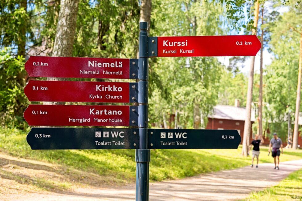 Finnland Helsinki Freilichtmuseum Seurasaari Wegweiser