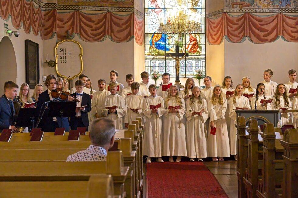 Finnland Rauma Kirche des Heiligen Kreuzes Konfirmation Chor Band