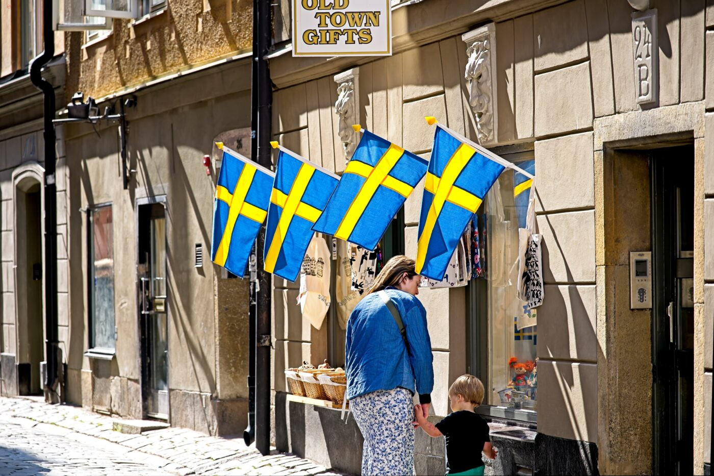Schweden Stockholm Altstadt Personen Flaggen schwedische